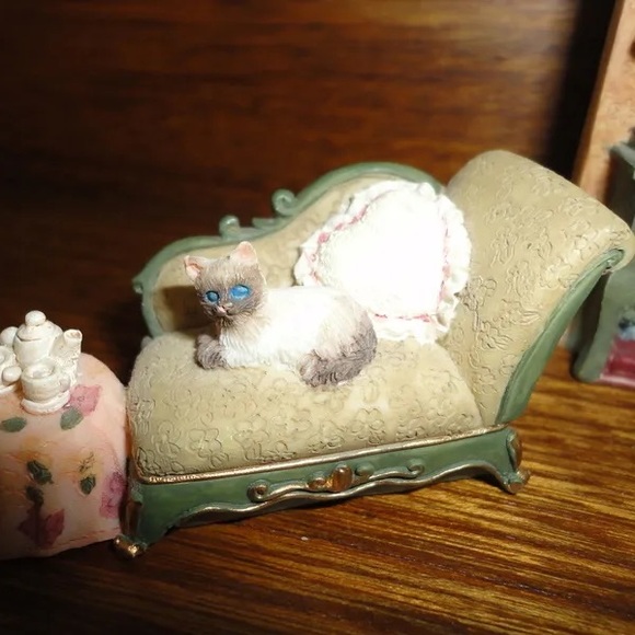 Gorgeous Set of 3 Pieces of Victorian Furniture. Mini set 1980’s - Picture 6 of 7